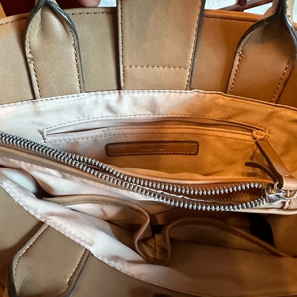 Nine West purse with detachable strap. - Picture 2 of 2